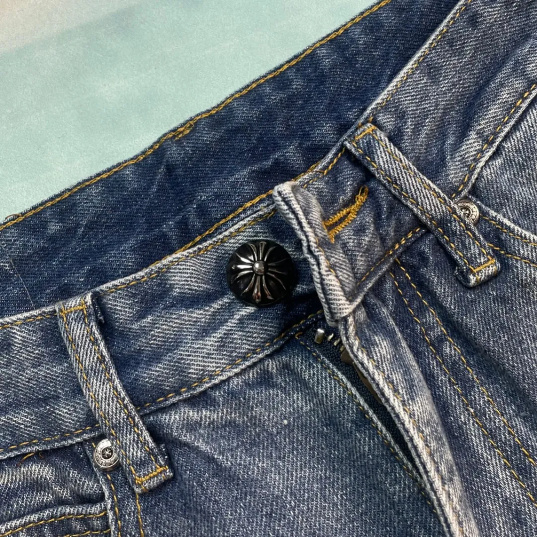 🅿️290 🔘Style number-KL162 🔘Croxin 𝐂𝐡𝐫𝐨𝐦𝐞 𝐇𝐞𝐚𝐫𝐭 city limited Sanskrit cross patch leather jeans* These Croxin city limited series jeans are a very popular limited edition in the fashion circle! It is made of classic blue denim, which has a great texture, is crisp and soft, and is extremely durable. The colorful crosses and letter patterns on the pants are so eye-catching. The crosses are available in blue and white, and are presented through exquisite craftsmanship. They have a strong three-dimensional effect and the colors are not easy to fade. The letter pattern is exquisite and paired with the cross, it is full of fashion. In terms of production technology, Croxin has always pursued perfection. The wiring is neat, the hardware accessories are customized, and the buttons, zippers, etc. all have Croxin's signature details, giving it a full sense of luxury. The straight version doesn't matter the shape of your legs. It looks good on both thick and thin legs, and it's super versatile. The matching suggestions are as follows: Street fashion style: Wear a loose white hooded sweatshirt on the upper body, a black Crow Heart leather jacket, black high-top Converse or Martin boots, and then put on a Crow Heart silver necklace or ring to look cool and handsome. Casual fashion style: Pair with a solid-color short-sleeved T-shirt, such as black, white and gray, which looks great. Wear white Nike sneakers and carry a heart-shaped crossbody bag. It is comfortable and fashionable for daily outings. Retro personality style: Wear a floral shirt tucked into the waistband, and pair with retro western boots or designer dad shoes to easily create a retro personality atmosphere. These pants are fashionable and versatile. They can also be worn as a couple's style. They are so eye-catching when out on the street! Trend lovers don’t miss it!  Size: S M L XL (28.30.32.34) Color: Blue